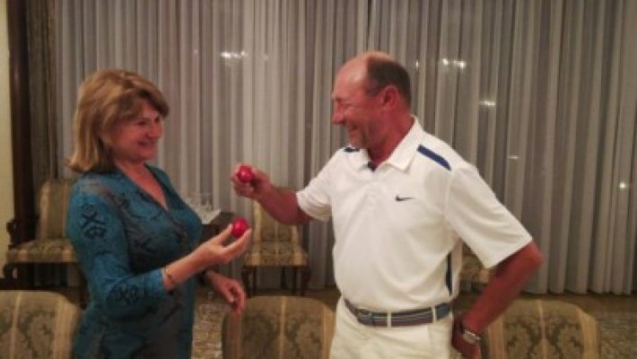 Traian Băsescu a publicat o poză alături de soţia sa, de Paşte